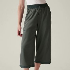NWT Athleta Triumph Hybrid Wide-Leg Crop, L